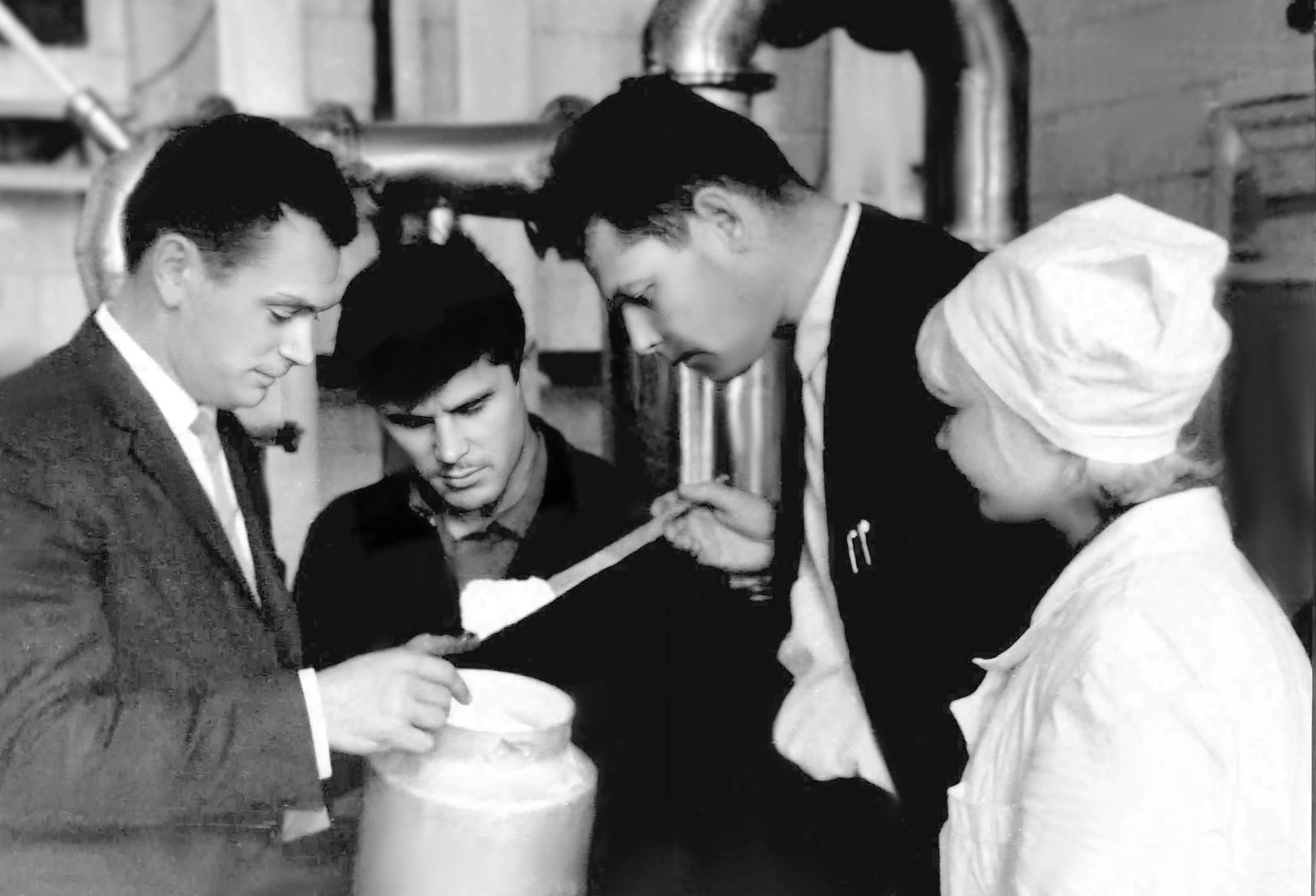 1958 жыл. Пенициллинді ашыту цехының бастығы котов А. и. ұнтақты қарастырады